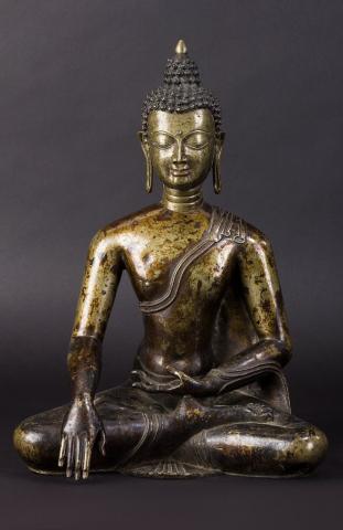 Bedeutende Bronzefigur des Aksobhya Buddha.
